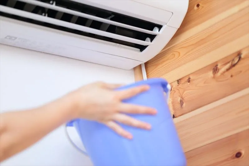 エアコンから水漏れする原因とは?